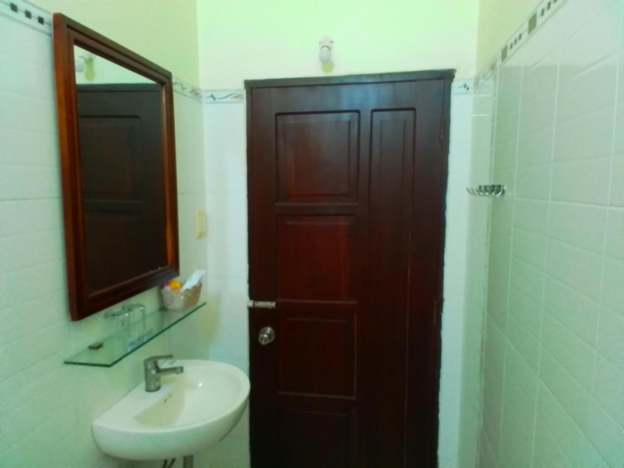 Hostel Dang Loi ホステルダンロイ Chau Doc Dış mekan fotoğraf